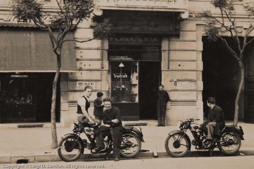 Felice (sul manubrio), Francesco e Luigi Sandon sulle loro moto Guzzi, davanti alla Sandon Utensileria, luglio 1939
