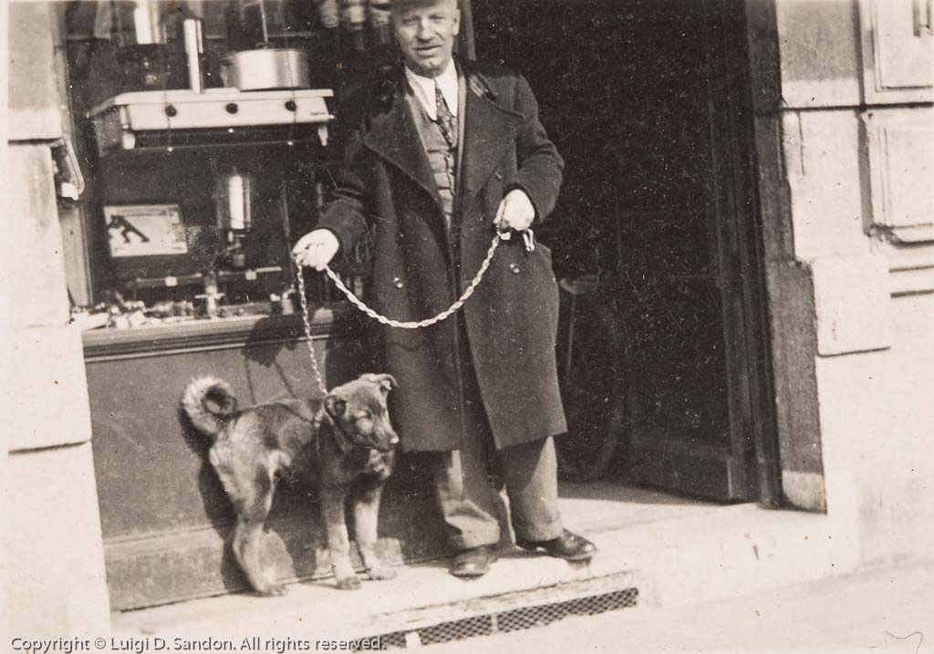 Domenico Sandon di fronte alla Sandon Utensileria, con il cane Belo, marzo 1940