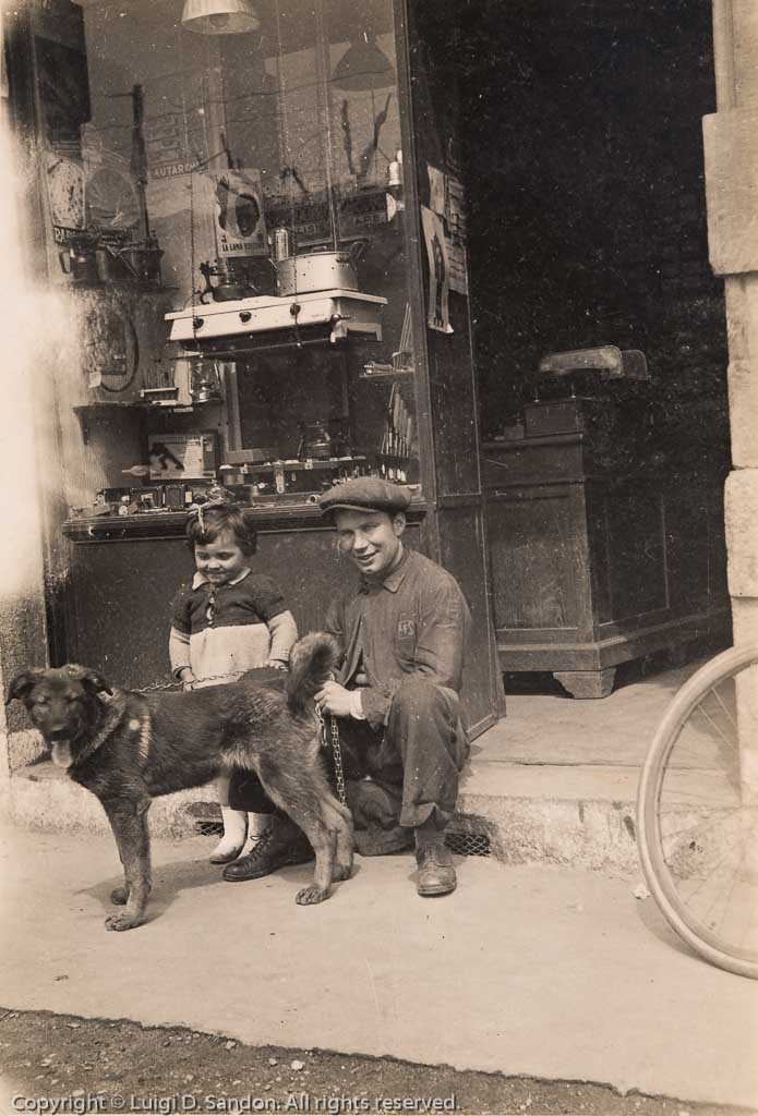 Francesco Sandon con il cane Belo e un bambino davanti alla Sandon Utensileria in via MacMahon 22, luglio 1940